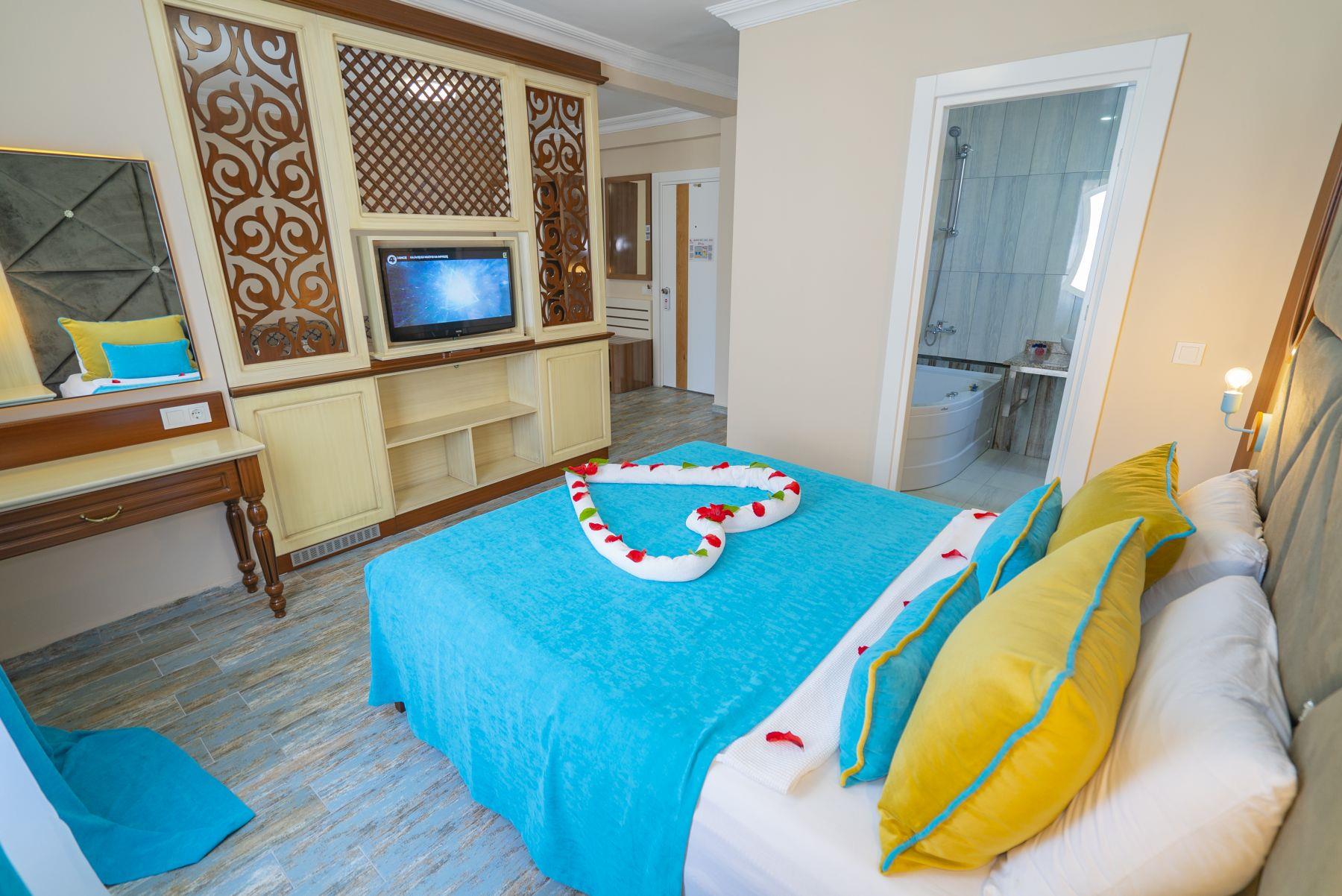 Club big blue suite 4. Club big Blue Suite Hotel 4 Турция. Big Blue отель в Алании. Турция отель Club big Blue Suite Hotel 4 фото. Club big Blue Suite 4 Алания-центр Алания 500 м до моря.