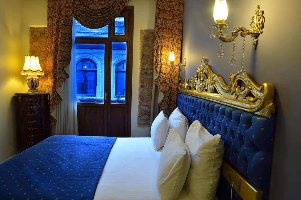 Magnificent hotel 3. Magnificent Hotel 3* (Султанахмет). Funky Blue House бутик отель Стамбул. Замок отель корона. Отель Crown Hotel by Renaissance Development.