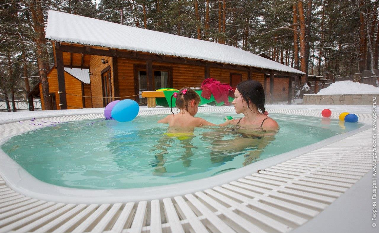 Миасс тургояк крутики. Крутики бассейн. Крутики миасс бассейн на улице. Отель крутики миасс. Курортный отель крутики тургояк.