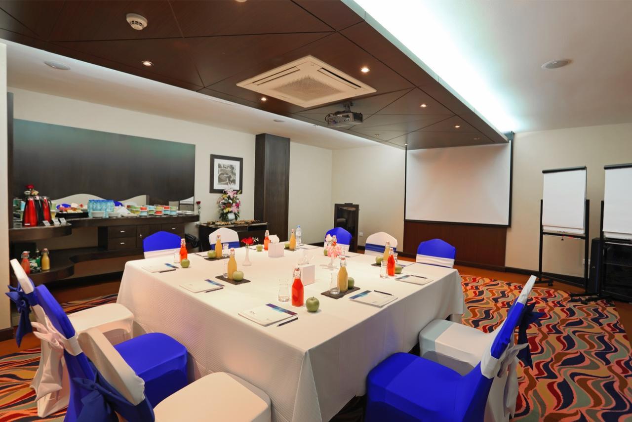 Hotel mena. Mena Plaza Hotel al Barsha. Two Seasons Hotel and Apartments Dubai 4 Аль-барша. Golden Tulip al Barsha 4*.