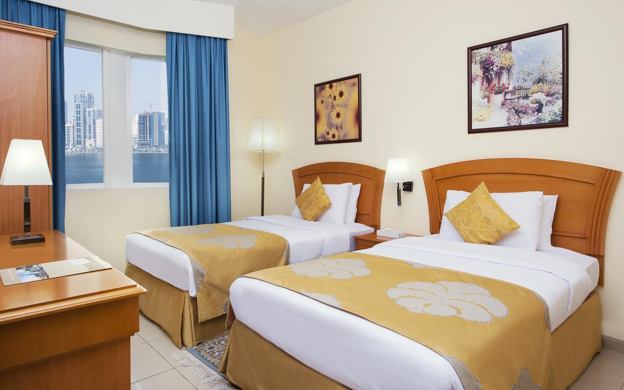 Tulip inn khan. Отель Голден Тулип. Golden Tulip Sharjah Apartment. Golden Tulip Hotels отели. Golden Tulip Hotel Madinat.