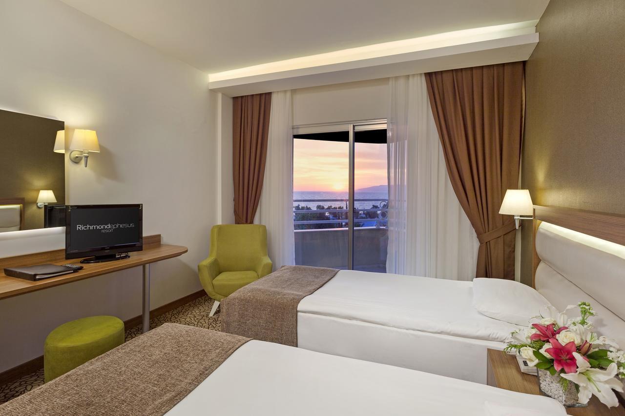 Richmond resort. Ричмонд Эфесус Резорт Кушадасы номера. Richmond Ephesus Resort Hotel 5*. Измир отели у моря. Отель в Кушадасах с лифтом.