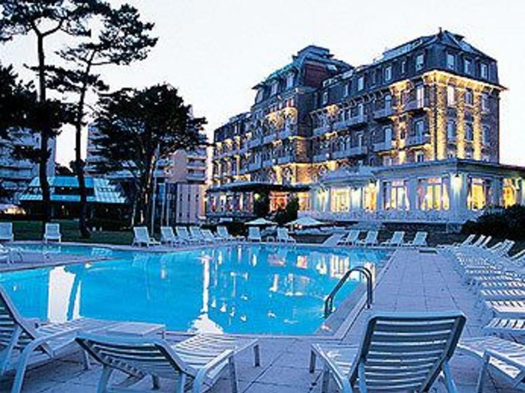 Трувиль франция. Французский курорт 5. Биарриц океан атлантический. Эвьян-ле-бен франция. Биарриц пляж.