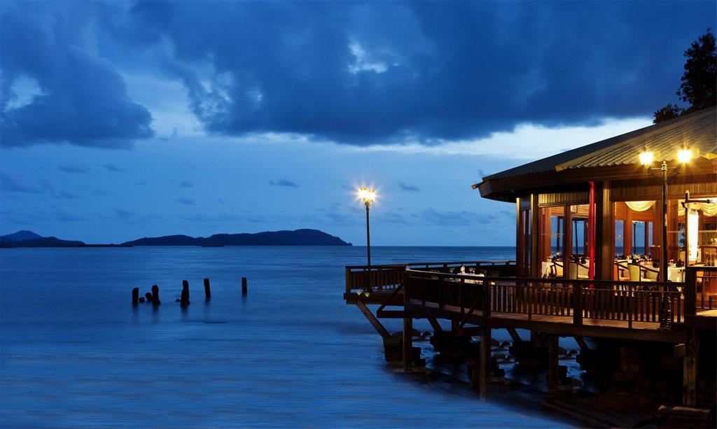 Beach resort langkawi. Лангкави Малайзия море. Sheraton Langkawi Beach. Лангкави отели. Малайзия Лангкави отели.