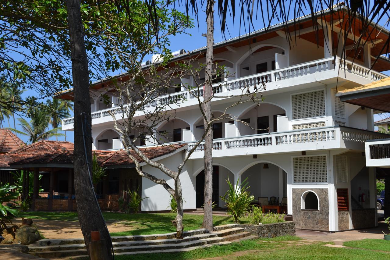 Дом на шри ланке. Унаватуна Шри Ланка. Унаватуна Шри-Ланка отели. Sri Gemunu Beach Resort 4*. Sri Gemunu Beach Resort Unawatuna.