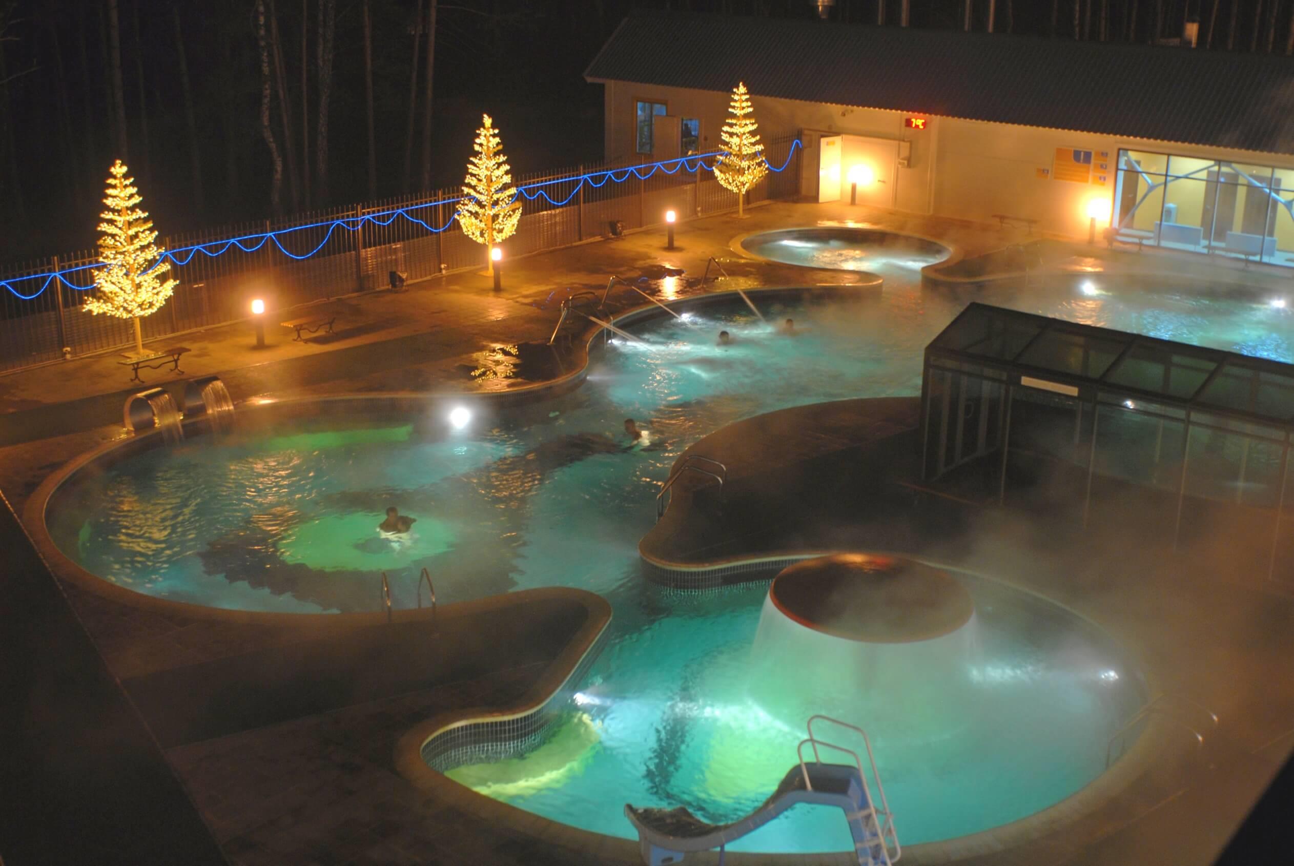 Источник верхний бор тюмень. Сосновый бор тюмень горячий источник. Источник верхний бор тюмень. Термальный комплекс баден баден. Верхние источники тюмень.