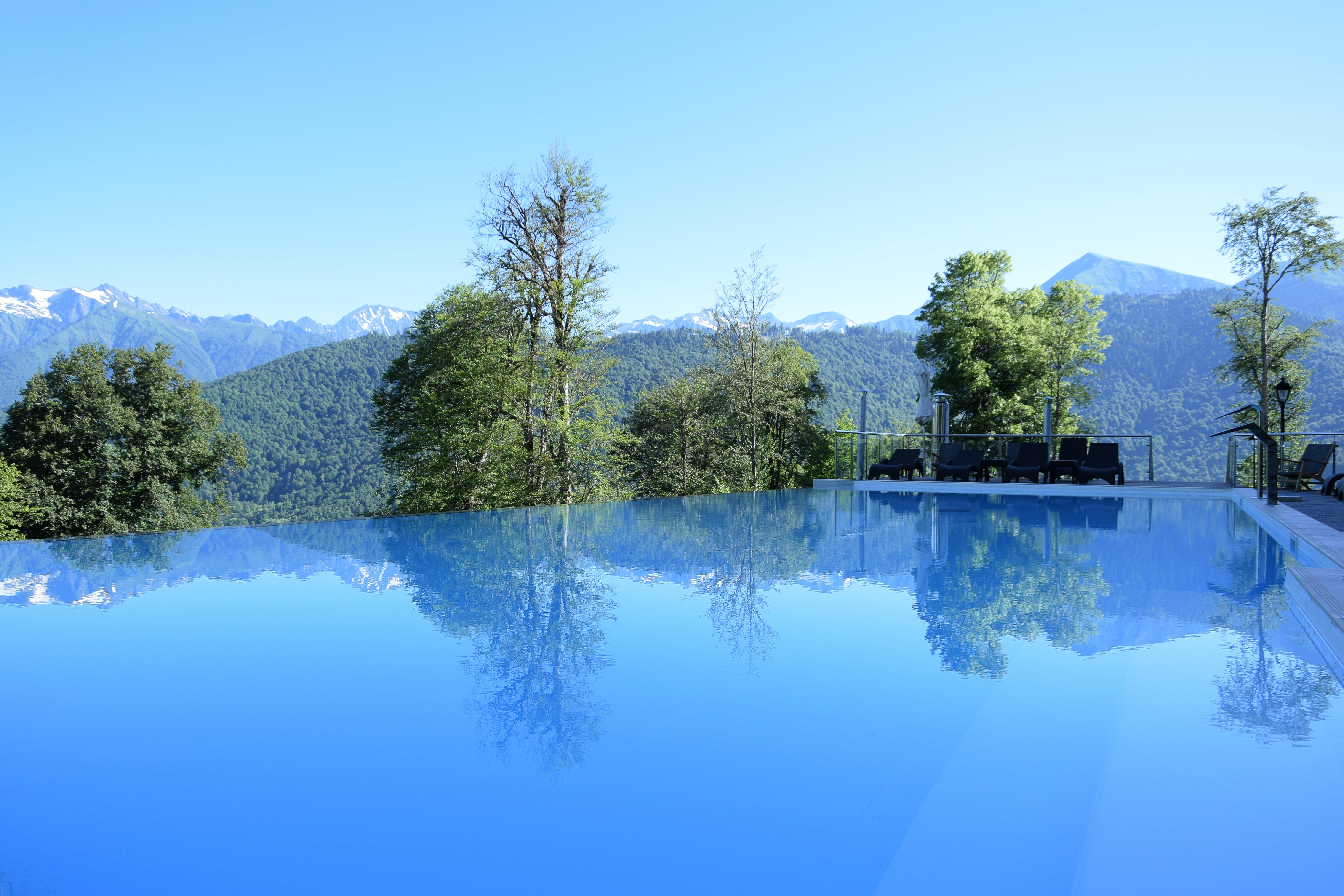 Green flow hotel бассейн. Грин флоу парк. Грин флоу отель сочи. Грин флоу отель красная поляна. Открытый бассейн отеля green flow.